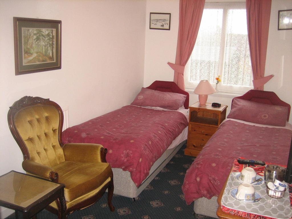 Pembrey Four Seasons Guest House חדר תמונה