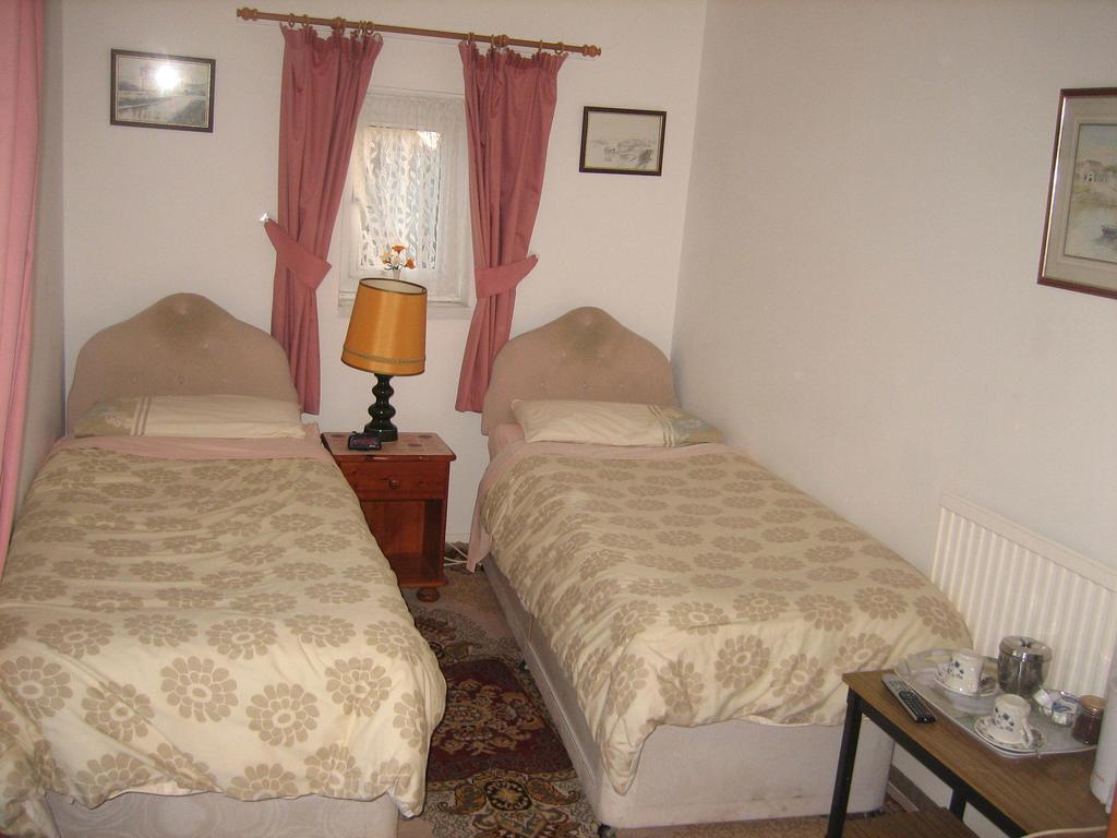 Pembrey Four Seasons Guest House חדר תמונה