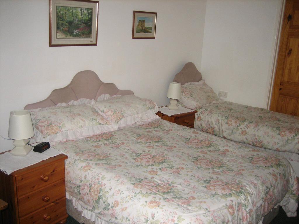 Pembrey Four Seasons Guest House חדר תמונה
